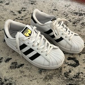 Adidas size US 1 gently used,  Kids!